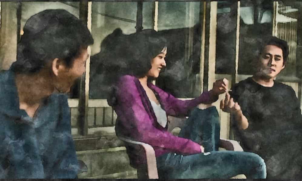 韓国映画『バーニング 劇場版』で、ジョンスの家の庭でヘミ、ベン、ジョンスの三人が大麻を吸っている画像
