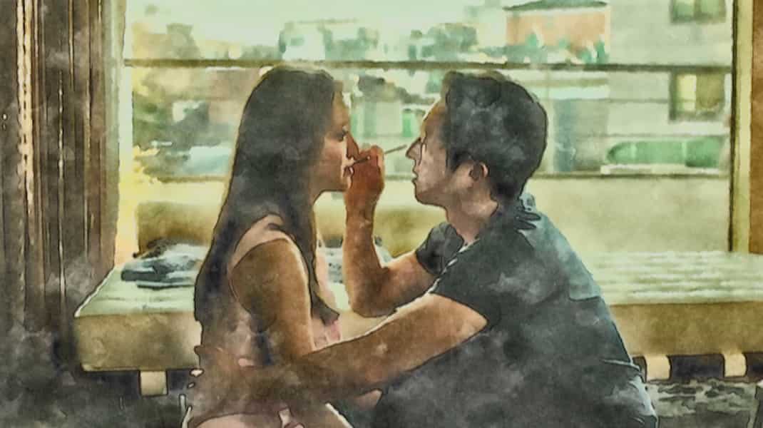 韓国映画『バーニング 劇場版』で、ベンが女性にお化粧をする画像